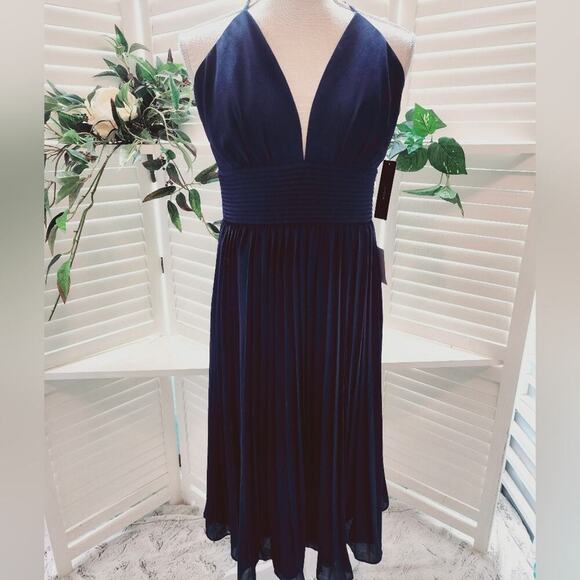LULU'S NAVY PLEATED CRISS CROSS ADJ STRAPE DRESS SIZE LARGE NEW - Picture 1 of 9